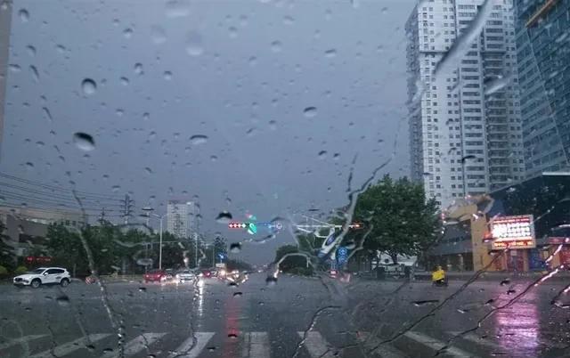 9月16日中午到夜间，济宁自西向东要有一场中到大雨局部暴雨。这雨可不是善茬，局部