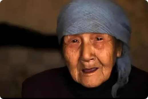 1998年2月15日，四川某风景区内，几名游客在山洼深处发现两具女尸。当地警方接