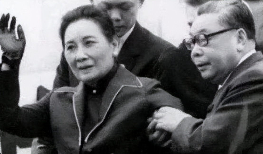 1975年，蒋刚咽气，比蒋经国只大12岁的宋美龄就想独揽大权，没想到，一向憨厚的