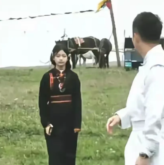 汪希玥这张照片堪称草原神图，这完全就是故人之姿。五官和神韵活脱脱的是大S十八