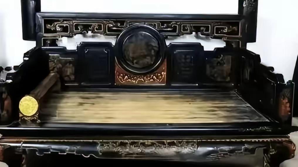 2001年，张涵予20万买了一张罗汉床，好友马未都来家里赏玩，没想到他一看见这床