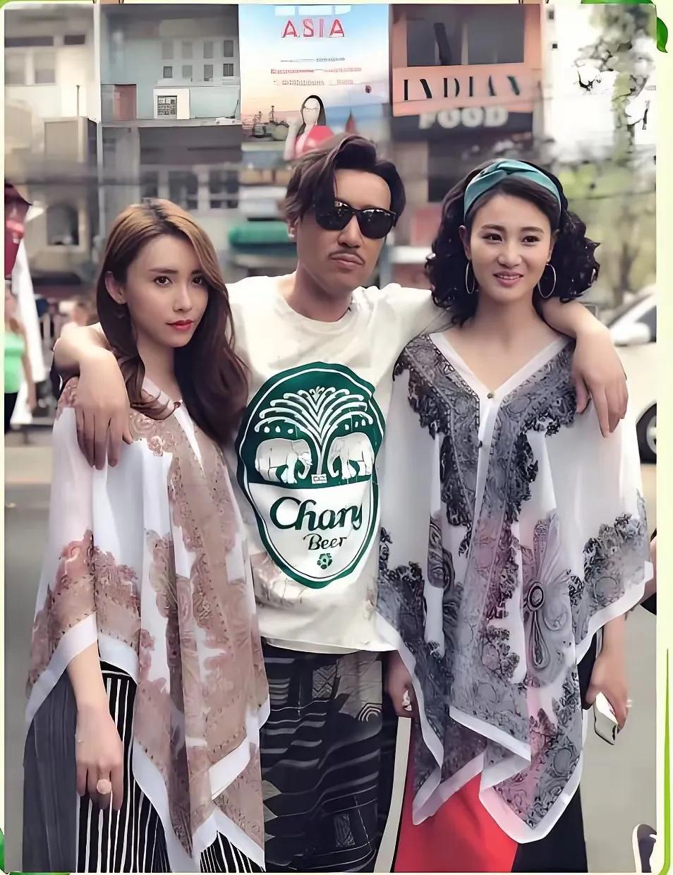 高颜值的帅哥美女们，中间是于和伟两旁的女明星，有知道的吗，评论区告诉我[祈祷]