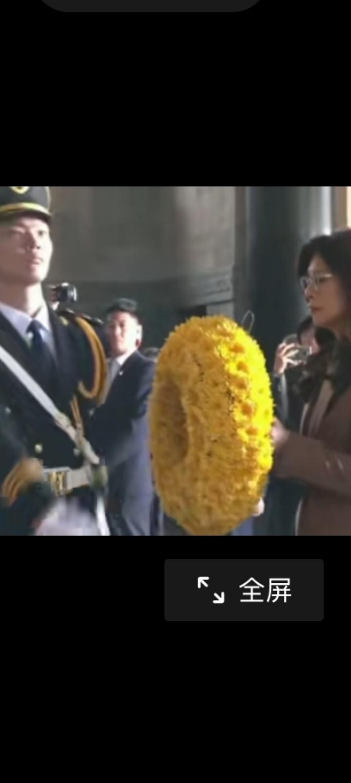 哽咽的郑丽文递上花篮，革命尚未成功。历史上，我们敬爱的毛主席认可曾国藩，巧合之