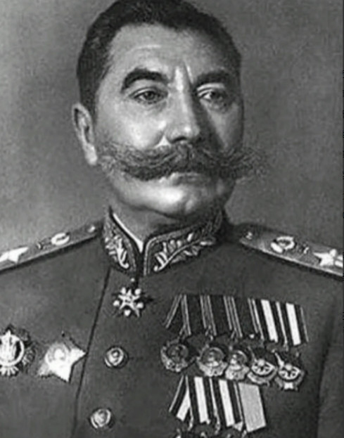 1939年，苏联内务部包围了布琼尼元帅的住宅，在这位驰骋疆场的骑兵统帅手持机枪向