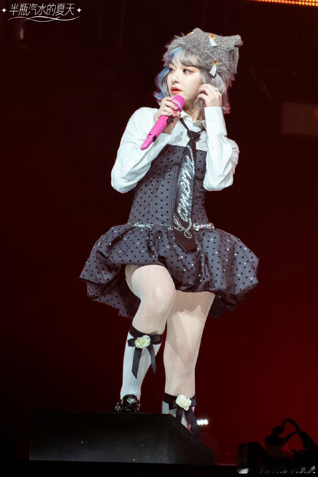 黄霄雲居然把反光板背在身上行走的“补光灯”非她莫属！赶路也要自带柔光，这波操作