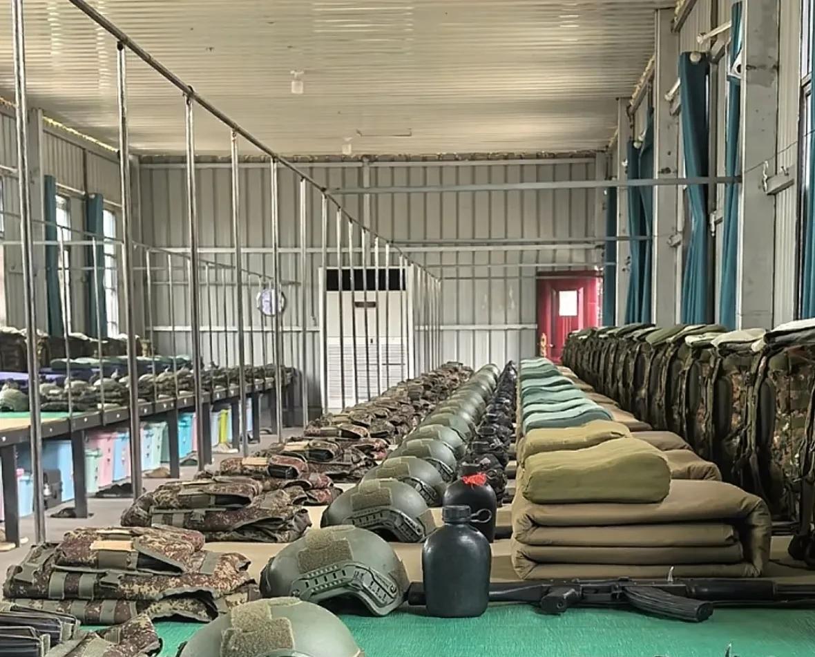 这个内务怎么样？超级整齐，完全对标解放军的内务，甚至于某些方面超越了解放军。也许