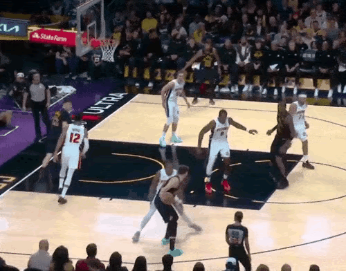 涨知识了！原来还可以这么运球的。只见东契奇背打，球运一下，翻下手腕停住球，接着