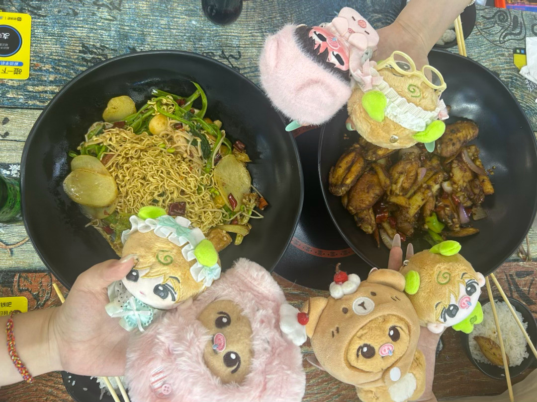 又来吃好吃的旁边死了个人都不知道的麻辣香锅……
