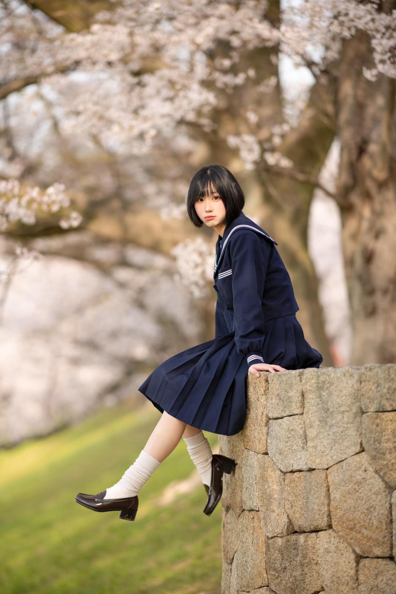 樱花树下，青春少女，静谧时光。