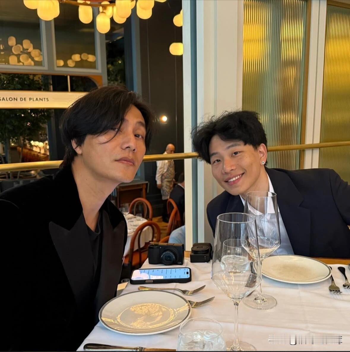 陈坤21岁儿子毕业照曝光，这回终于像爹了！！近日，陈坤儿子在加拿大温哥华的圣乔治