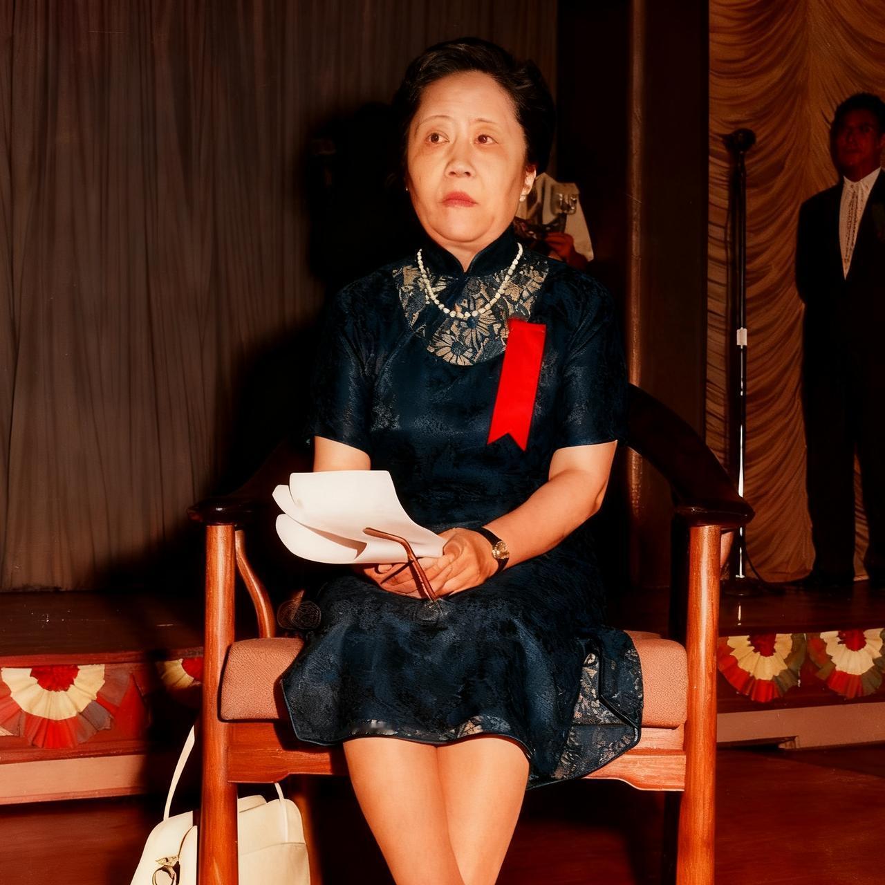 80年代，物理学家吴健雄留下了一张罕见留影。照片中，她端坐椅上，身姿端庄，浑身透