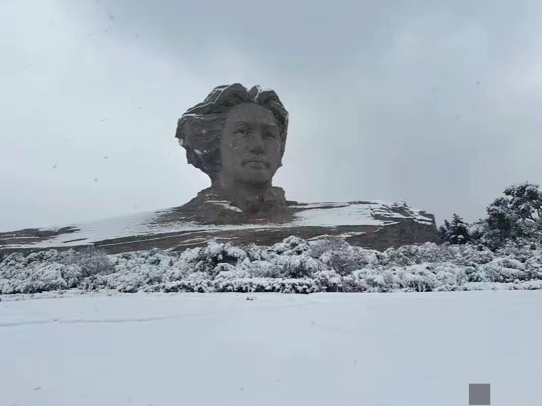 毛主席是南方人，但他差不多有半生是生活在北方的，所以，他对雪并不陌生，尤其他还爬