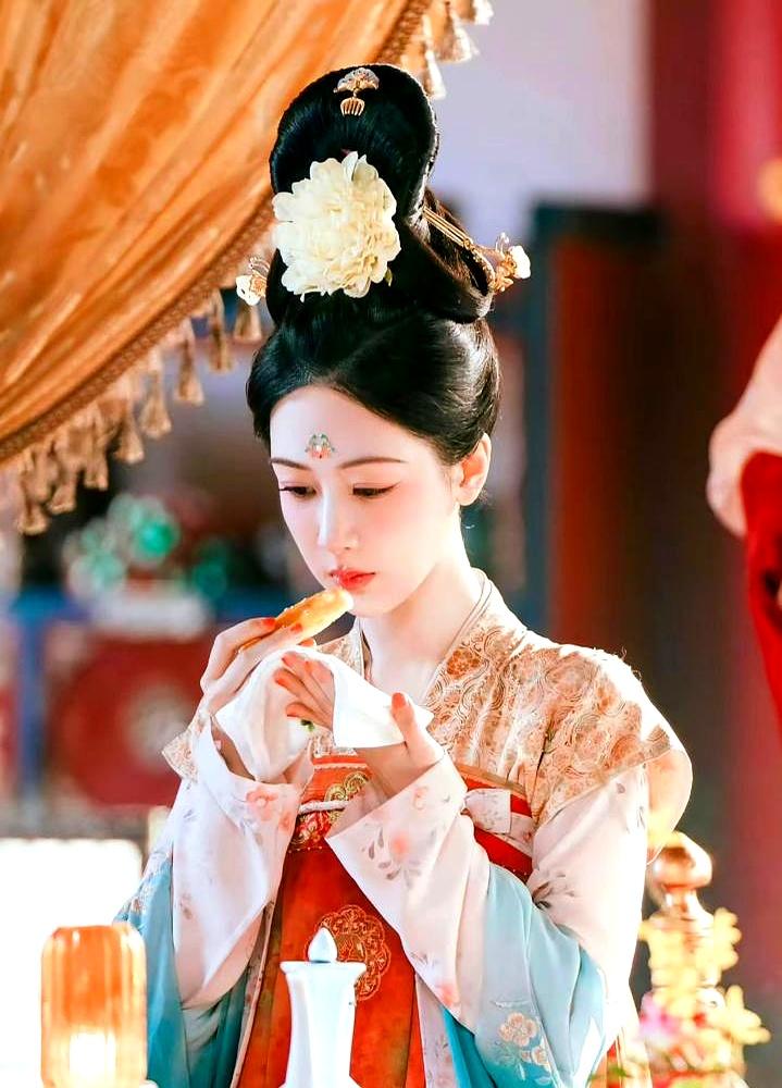 影视圈的KPI，现在就认一个名字。杨紫。一部还没播的《国色芳华》