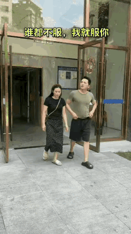 小哥哥这下知道害怕了吧，他下次应该就不敢这样了。