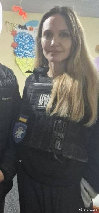 美媒，安吉丽娜·朱莉秘密访问了乌克兰，并且是步行抵达的。这位女演员事先并未通知乌