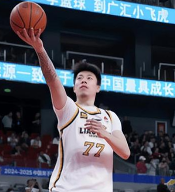 张镇麟的转会费并没有网传的8000万，据国内媒体透露，张镇麟的转会费并没有网传的