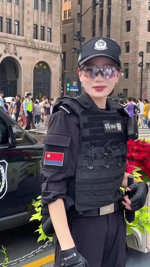 请大家离开美女钱警官——若有敌人潜伏太危险！五一期间，上海滩风度翩翩的钱雪颖