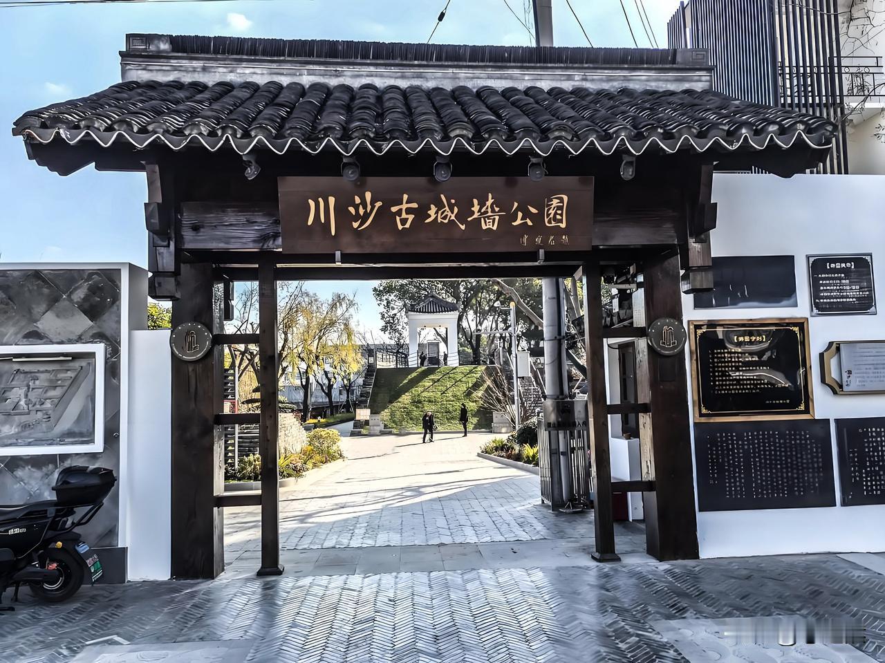 浦东有个地方叫川沙古镇，现在是地铁16号线上一个普通的站。可往里走，才知道这地方