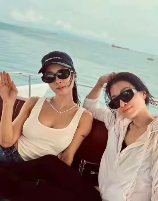 蔡依林与母亲、姐姐一同前往巴厘岛享受悠闲假期，一家人乘上游轮，迎着海风悠然出海，