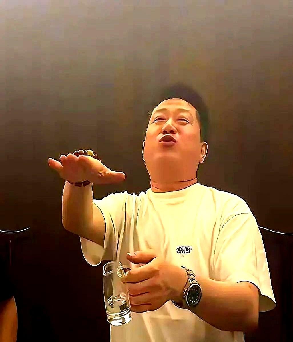 德云社里谁最能扛票房？很多人第一反应是岳云鹏吧。但你去看一眼张鹤伦的日程表，