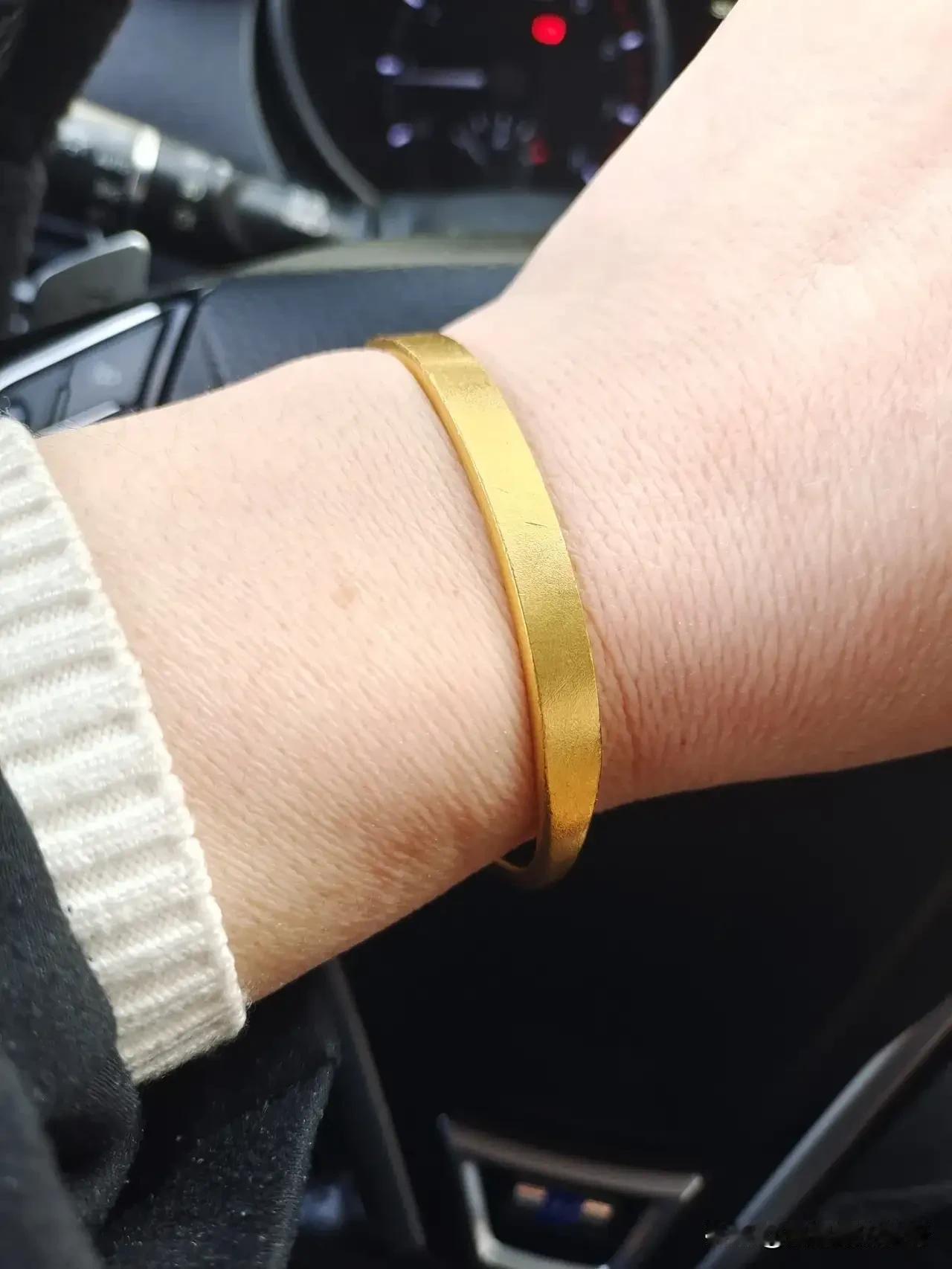 大家看我是不是买到假镯子了？这是我在老凤祥专柜买的镯子49.22克我今天仔