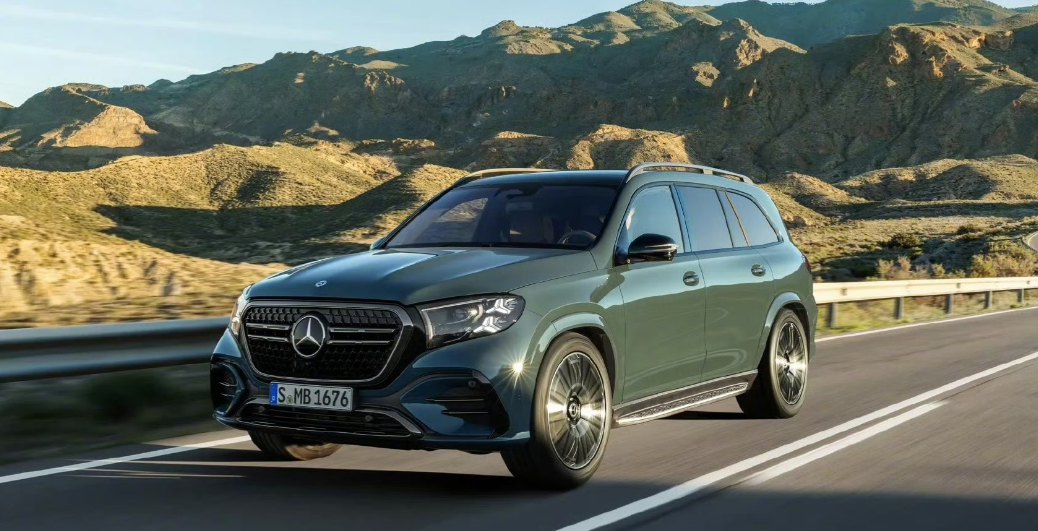 奔驰GLE和GLS改款图，也用上了三联屏。二次改款的奔驰GLE和GLS，外观采用