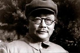 1937年，正在散步的李克农在经过一老农的身边时，突然脚边被扔了一个纸团，李克农