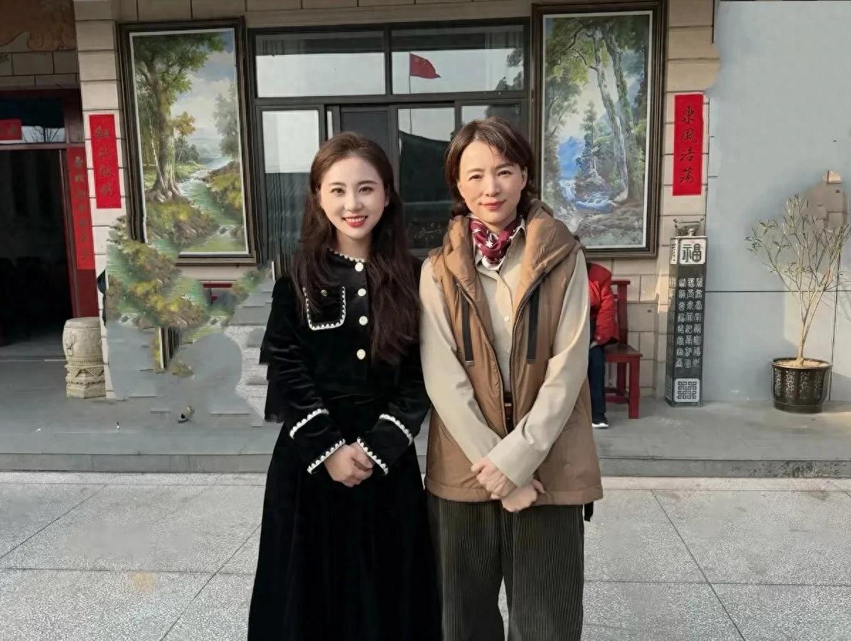 大年初二，53岁董卿回江苏亲戚家吃饭！穿3千元国产大牌马甲，皮肤白气质好，状态超