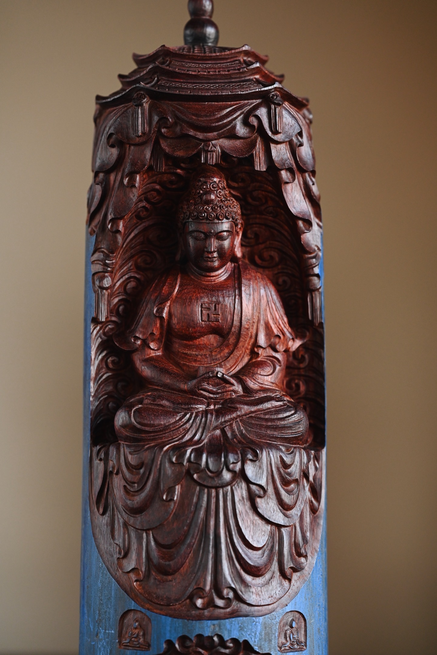 小叶紫檀|释迦牟尼选材拆房老料，皮壳细腻，雕刻生动，释迦牟尼雍容大度，姿态优