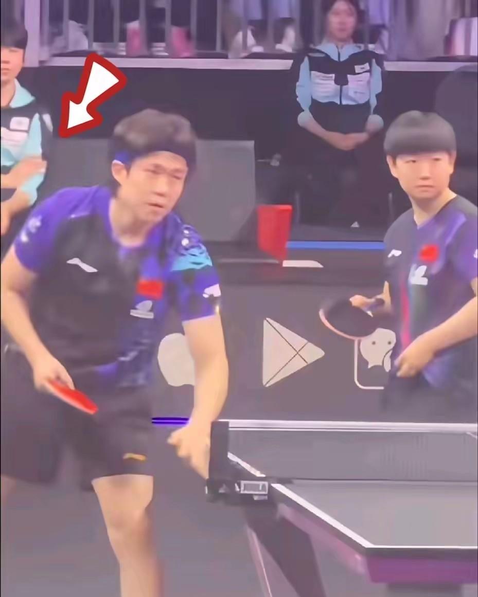 为什么王曼昱和蒯曼宁愿脸对脸说话，也不敢做手势了？因为韩国教练开了一个非常不