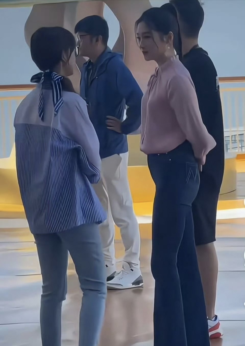 看到关晓彤和素人的合照，才明白什么叫