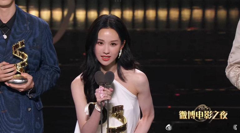 陈都灵瘦但给人一种血气很足的感觉！私下没少运动健身吧，女明星的极致自律！陈都灵手