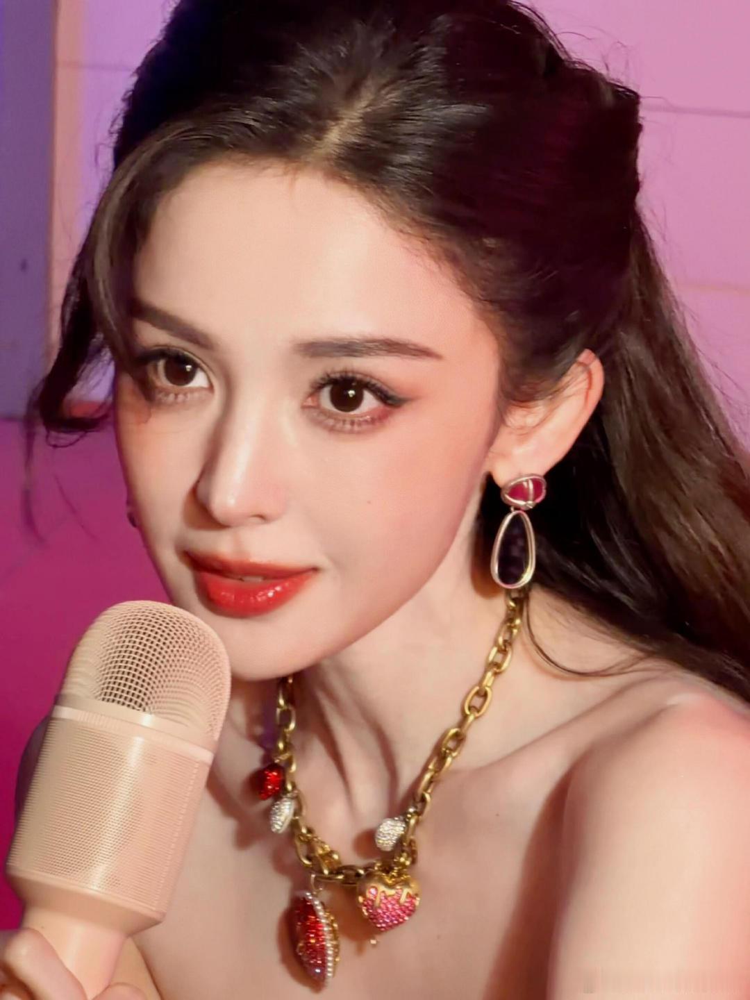#娜扎真是什么角度都能扛住#此女的美貌完全是霸凌他人级别的​