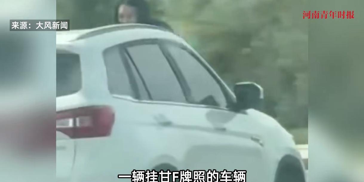 “吃饱撑的！”9月28日，甘肃酒泉，一男子疑似和妻子吵架，竟直接在妻子爬上车子引