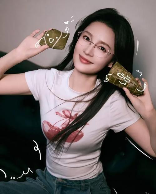 温柔又佛系！李沁镜头内外反差小，接触过的人都夸相处舒服！ 在镜头前温