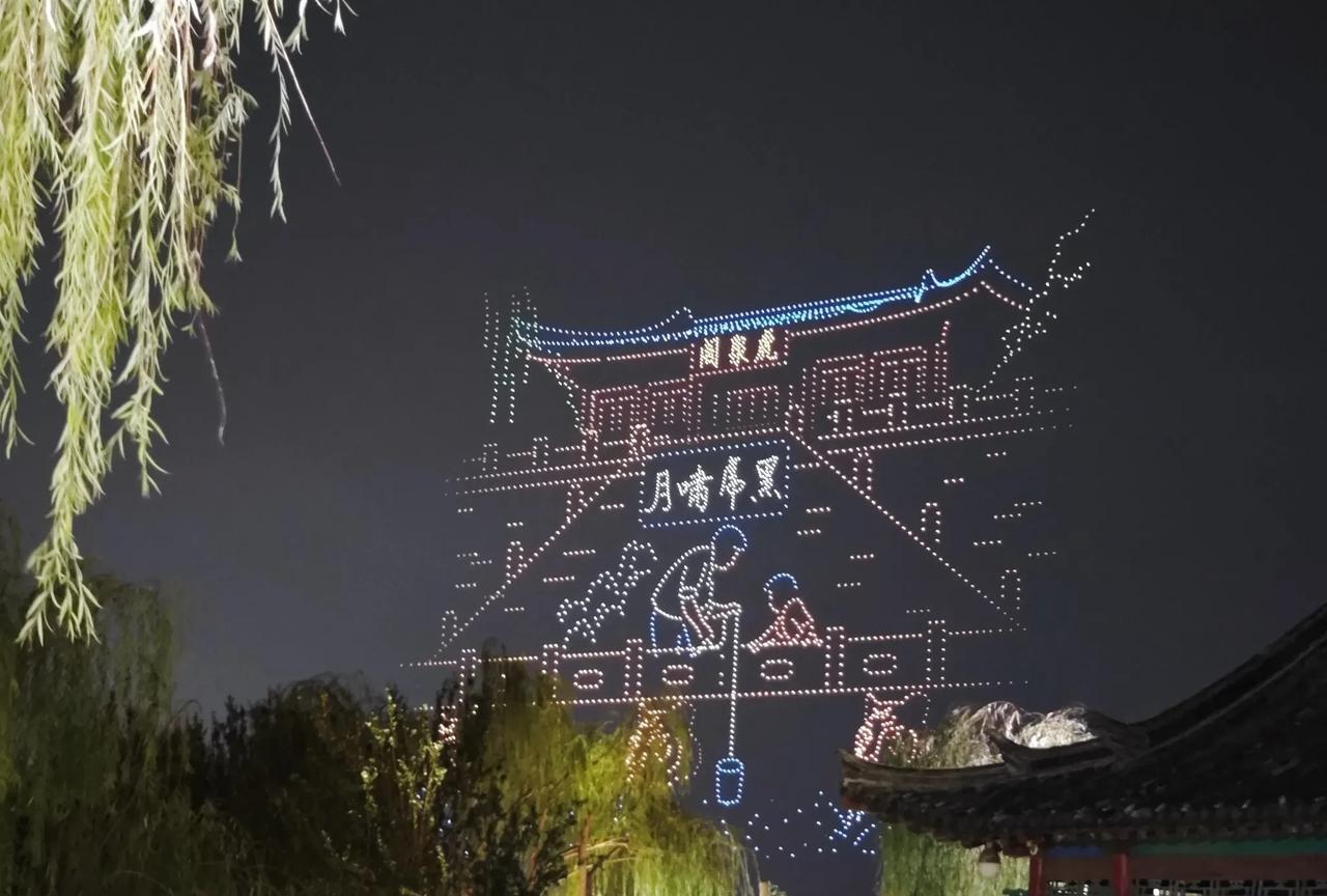 27号晚上大明湖的无人机表演到了八点四十多才开始，几乎全济南的老百姓都来了，从不