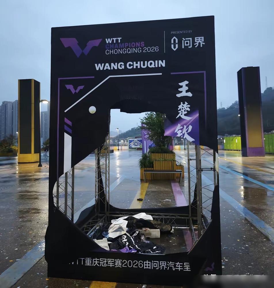 运动员海报被肢解，体育总局终于出手，饭圈要凉。海底捞聚餐，几十人举着淫秽手幅