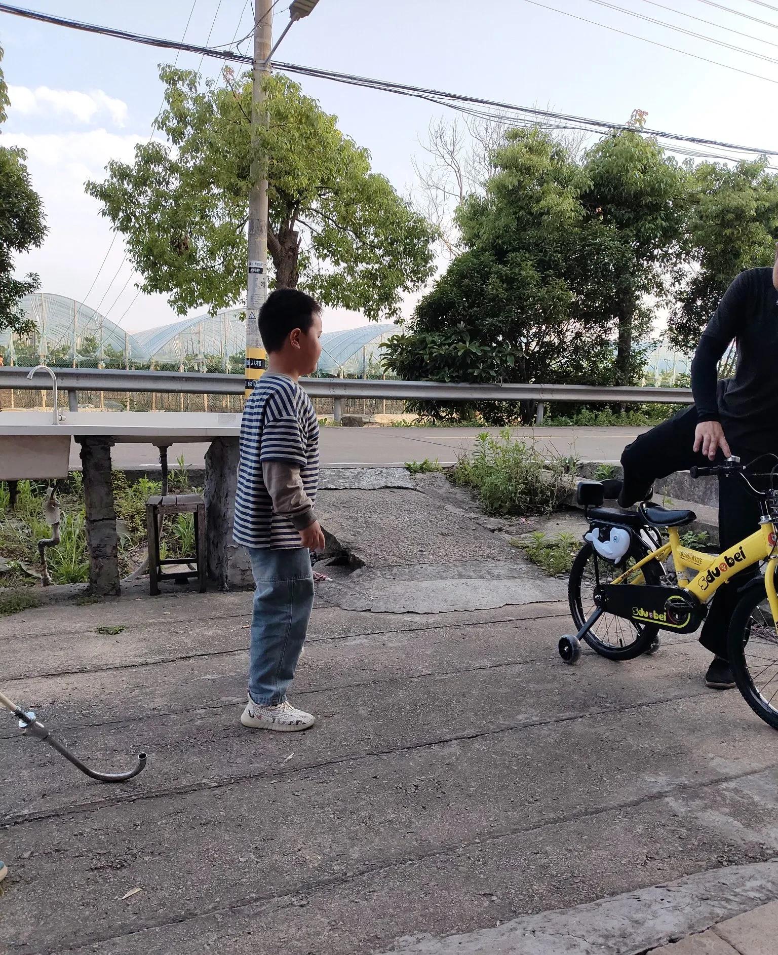 儿子说老师下午没给他吃点心。这消息让我心头一紧。他解释说，老师告知没参加