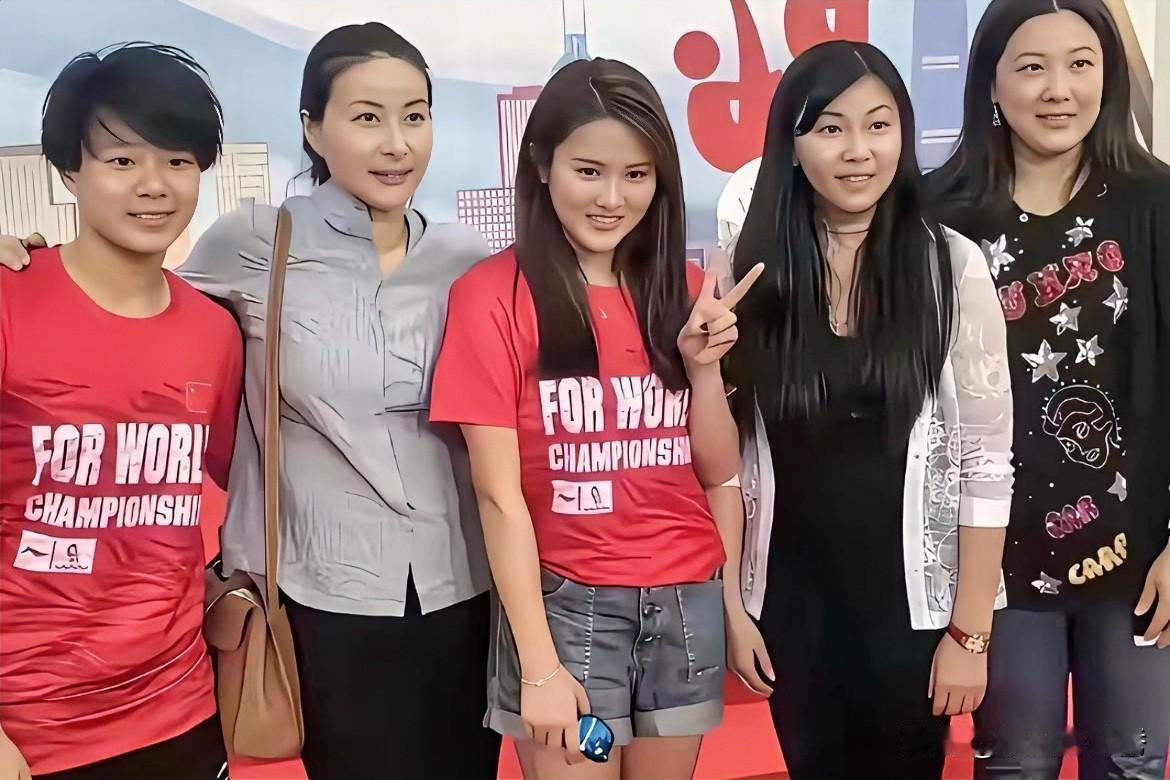 五个跳水“冠军”里，郭晶晶最占气质，陈若琳最占颜值！她披肩长发搭配短裤，清纯