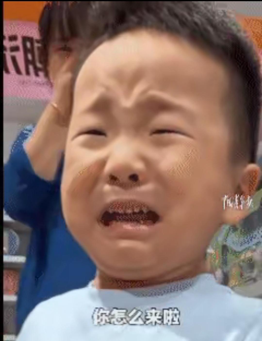 幼儿园小男孩，刚放学就在超市看到自己的幼儿园老师，前一秒还十分淡定，后一秒就哇哇