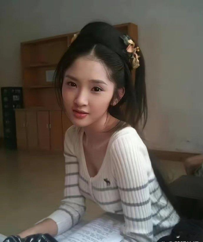 早期的唐艺昕，⁠真是从小美到‏大，那时候特别﻿青‎‎春‎‏﻿，﻿‎⁠满屏‎的元气