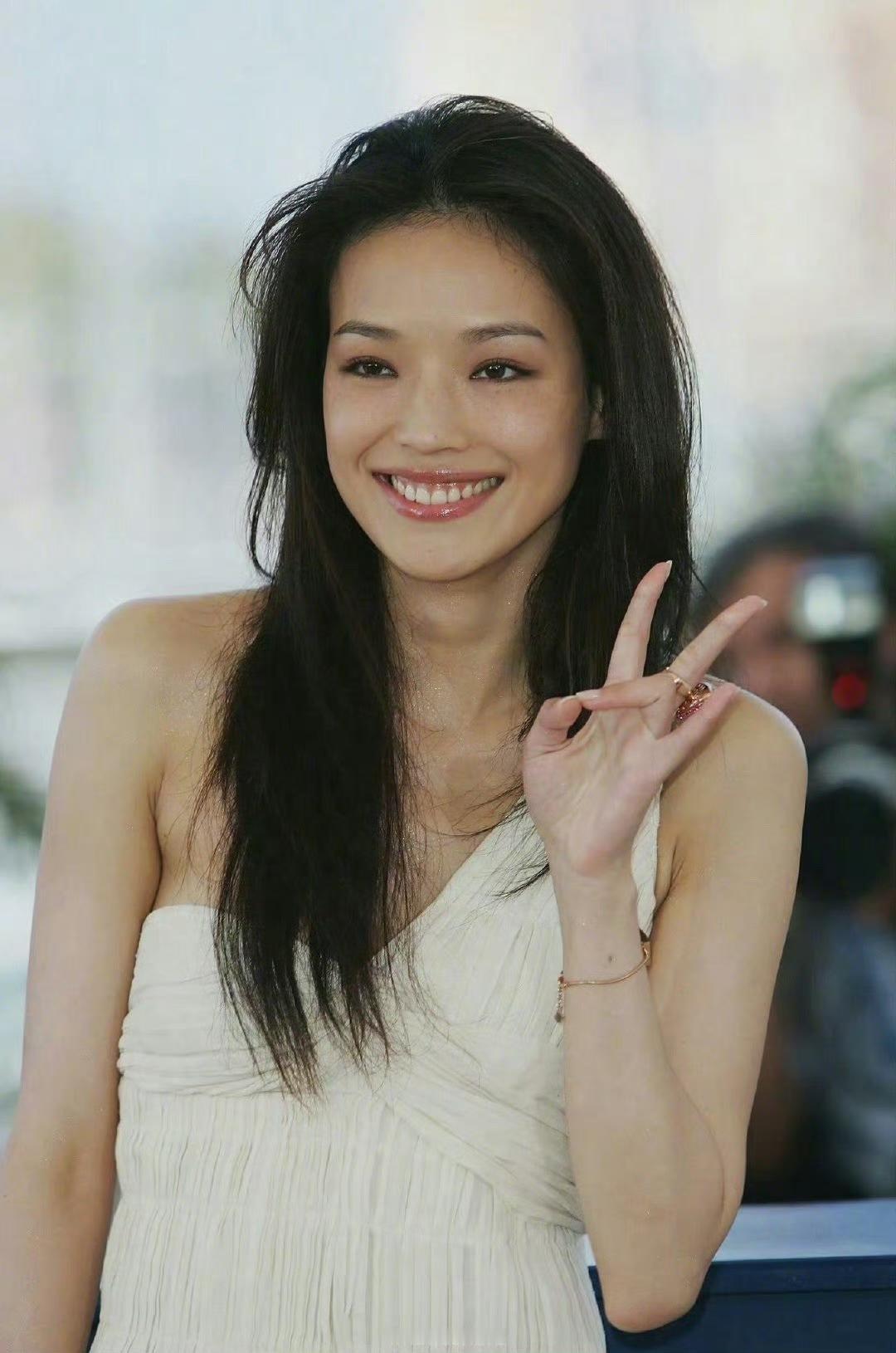 舒淇身上最美的地方就是这种不经意的少女感，清纯中带一点小性感！这也是舒淇看起来