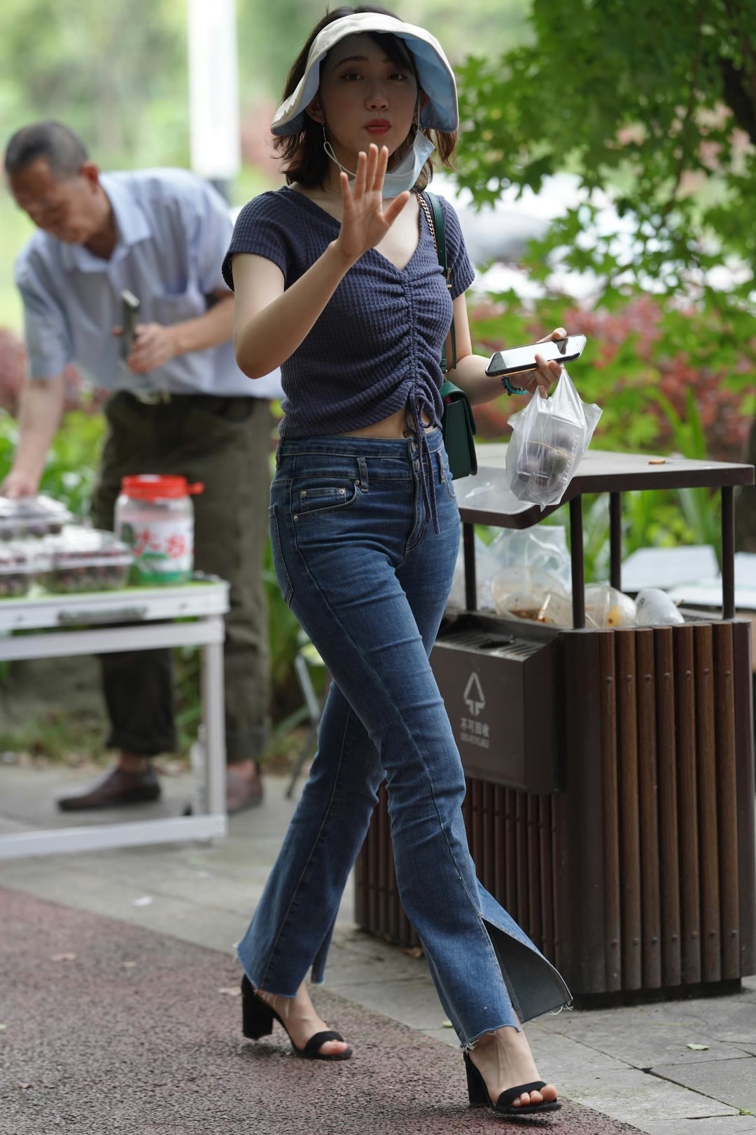 街拍时尚美女穿搭紧身牛仔裤颜值和身材共存