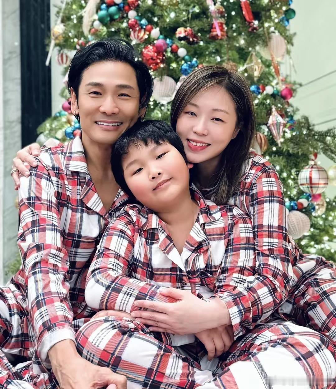 结婚之后，育有一个9岁儿子，父子俩年龄相差54岁，但并没有代沟，关系非常好！杜德