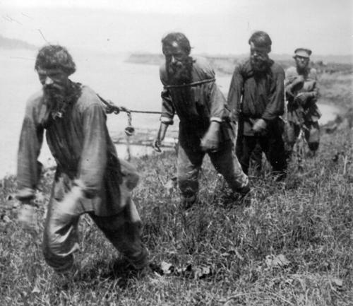 画中巨人：列宾如何用画笔还原伏尔加河上的纤夫精神！在俄罗斯艺术史上，有一位巨