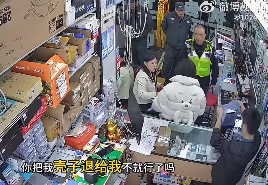 上海小仙女大闹手机店，帽子叔叔看不过去自掏腰包赔10块手机壳的钱，息事宁人。事情