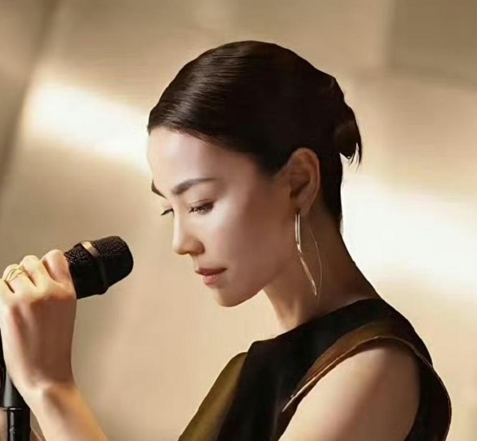 王菲，罕见现身！4月2日中午，歌手王菲，突然冲上了热搜，这次不是因为谢霆锋，