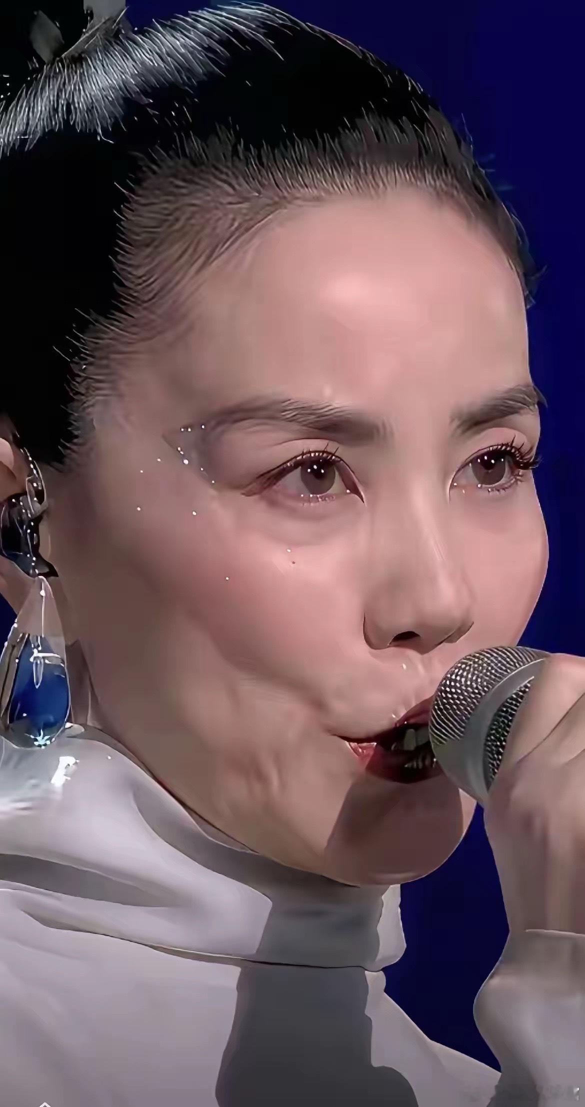 哪有什么所谓的"冻龄"？！不化妆的状态下大家也就是个普通人