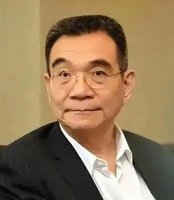 1979年，一名台湾连长冒死游泳横渡台湾海峡回到了祖国大陆，而他的妻子在接受审问