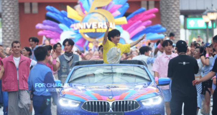 周深跟天气一样热烈周深一颗活力四射的跳跳糖夏日线下现场，周深一身浅黄穿搭元气十足